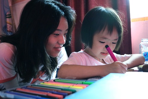 四川外国语大学成都学院与川北医学院三下乡队伍共同走进雅化村开展“情系雅化，助力成长”公益活动