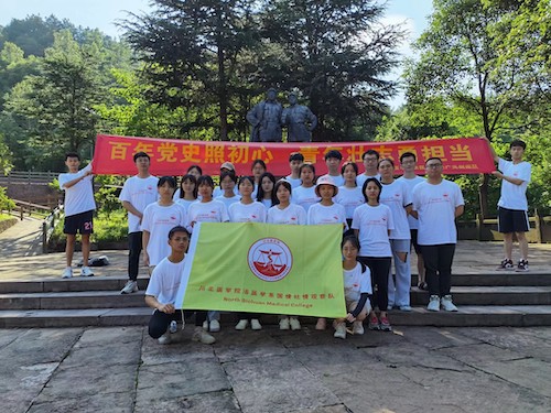 游纪念馆缅怀先辈，激昂青春宣誓红色