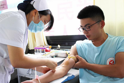 捐献“青春热血”，彩绘人生画卷