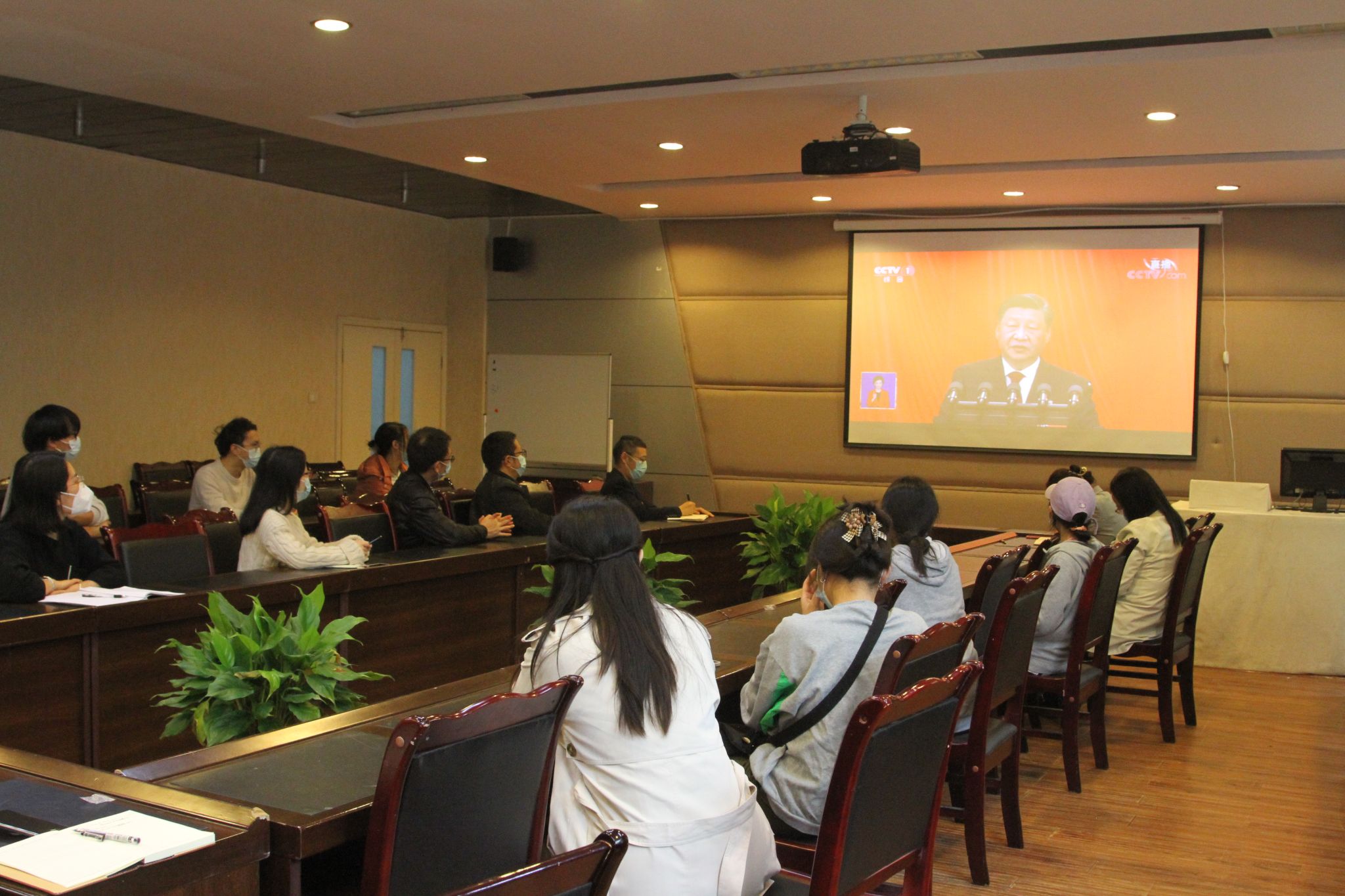 基础医学和法医学院全体师生积极收看学习党的二十大
