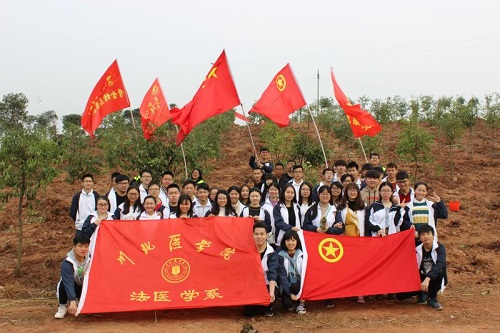 法医学系举行学雷锋志愿植树活动