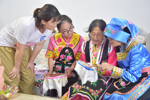 一针一线汇集古老智慧 静心成就专业精神 -参观体验羌族非物质文化遗产之羌绣记略