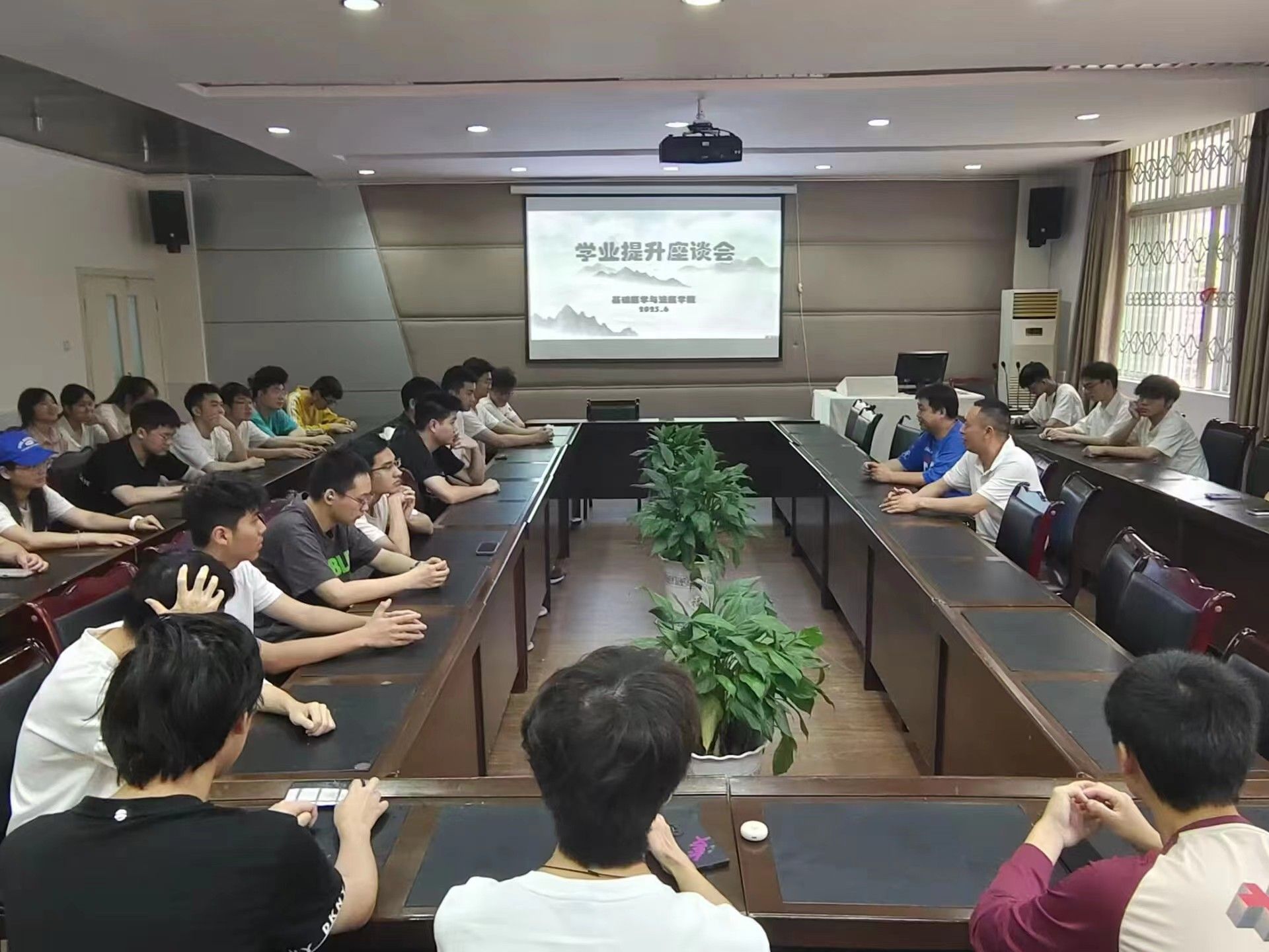 基础医学与法医学院顺利举办学业提升座谈会