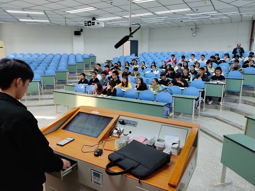 2020级新生入党知识宣讲讲座顺利举行