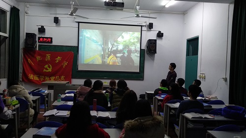 组织观看《“三会一课”教学片》