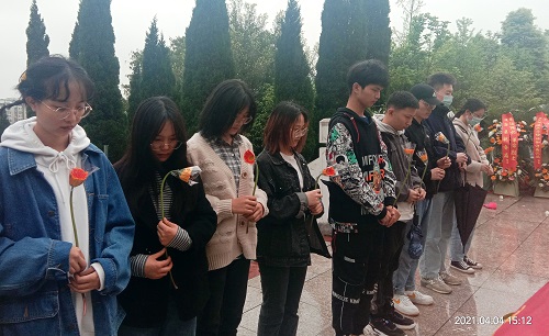 法医学系党总支举办“缅怀革命先烈，传承革命精神”主题党日活动