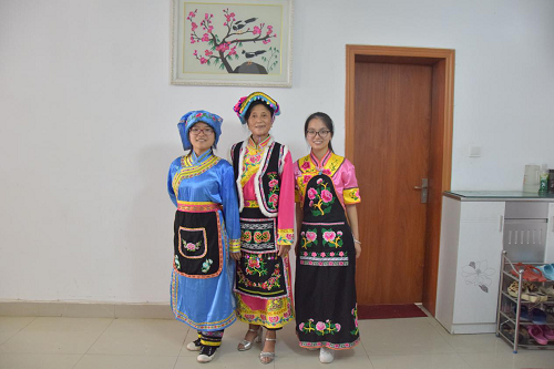 一针一线汇集古老智慧 静心成就专业精神 -参观体验羌族非物质文化遗产之羌绣记略