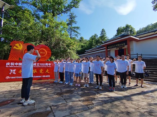 游纪念馆缅怀先辈，激昂青春宣誓红色