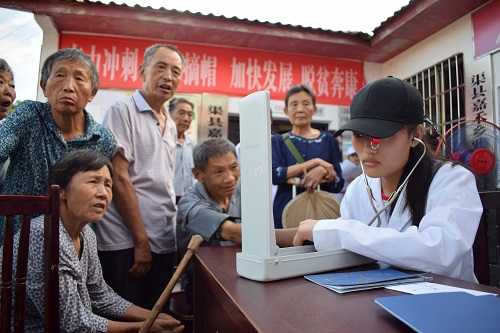 四川外国语大学成都学院与川北医学院三下乡队伍共同走进雅化村开展“情系雅化，助力成长”公益活动