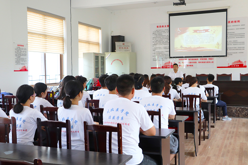 法医系三下乡队伍学习四川省委十一届三次全会精神